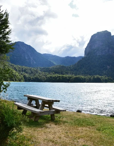 Mesa con vista al lago