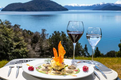 Picada a orillas del lago