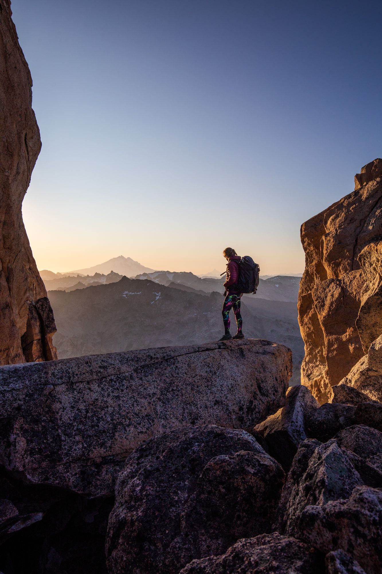 Foto: aguja de roca al atardecer
