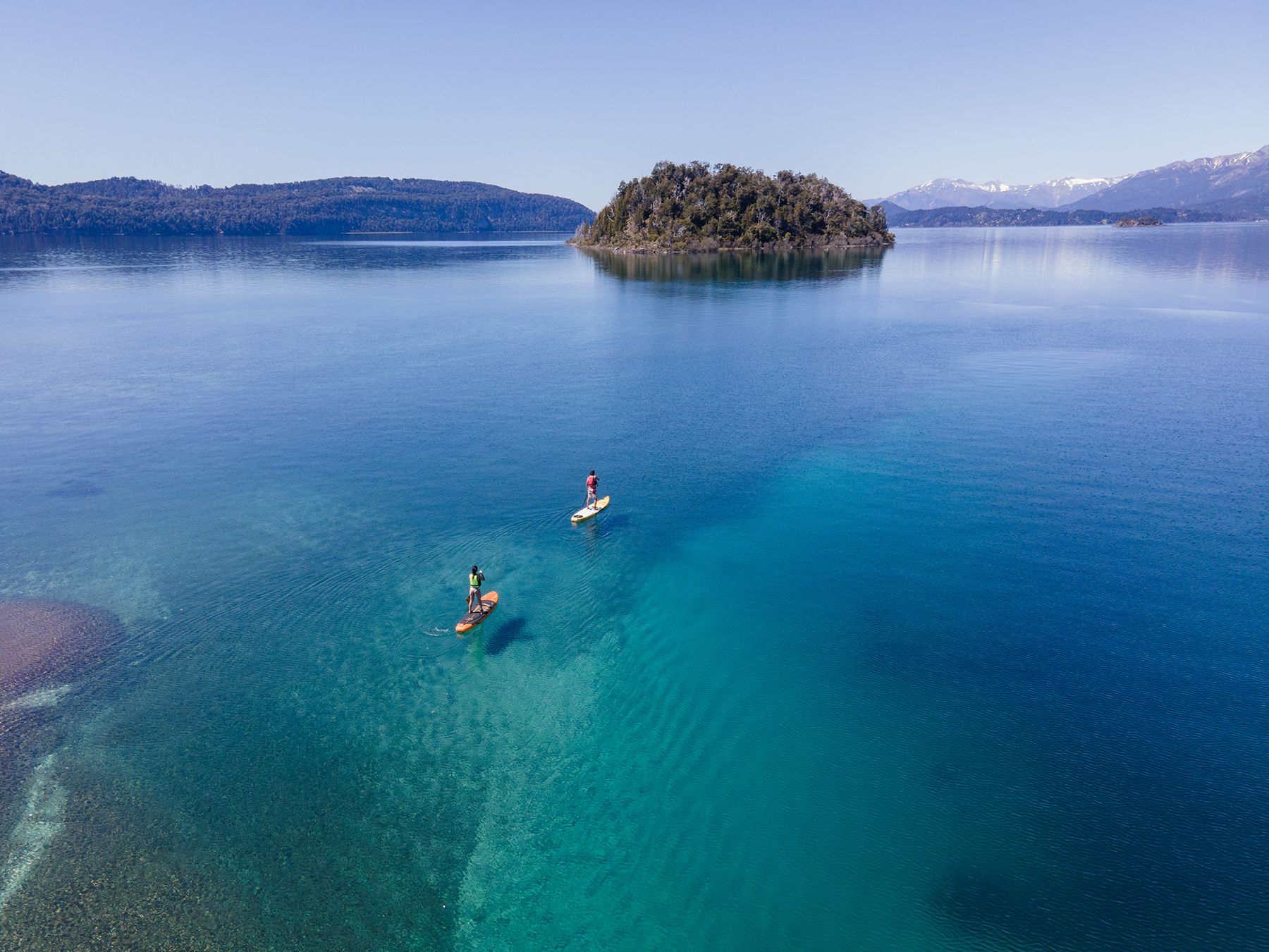 Foto: lago y bosque desde el aire